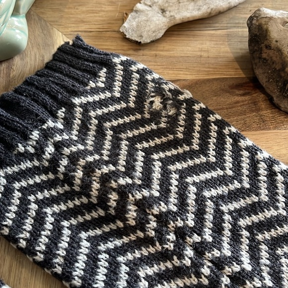 Herringbone knitted, navy blue  and white legwarmers - Picture 6 of 6